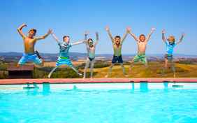 Wir entern den Pool! 8 x 16 m, separates Kleinkind-Becken - Foto: Antonello Floris